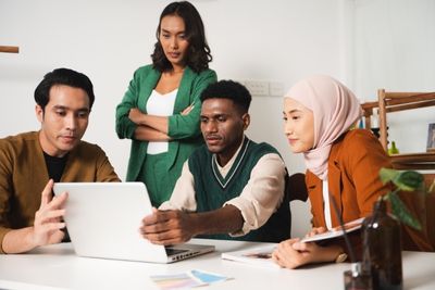 groupe de personne en train de brainstormer