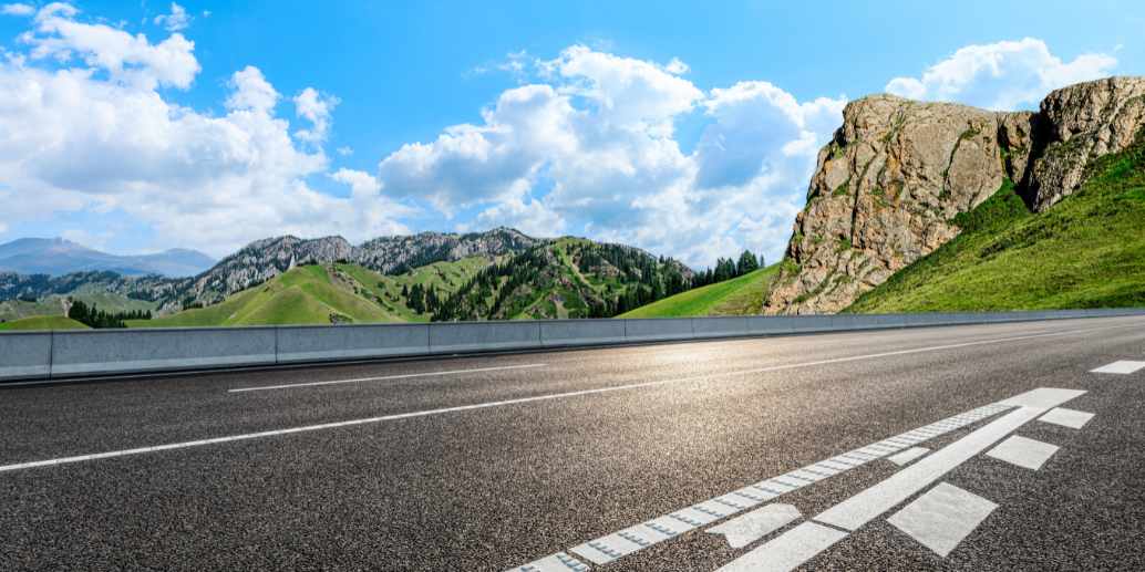 Route dans la nature près de la montagne