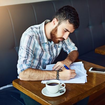 Un homme écrit