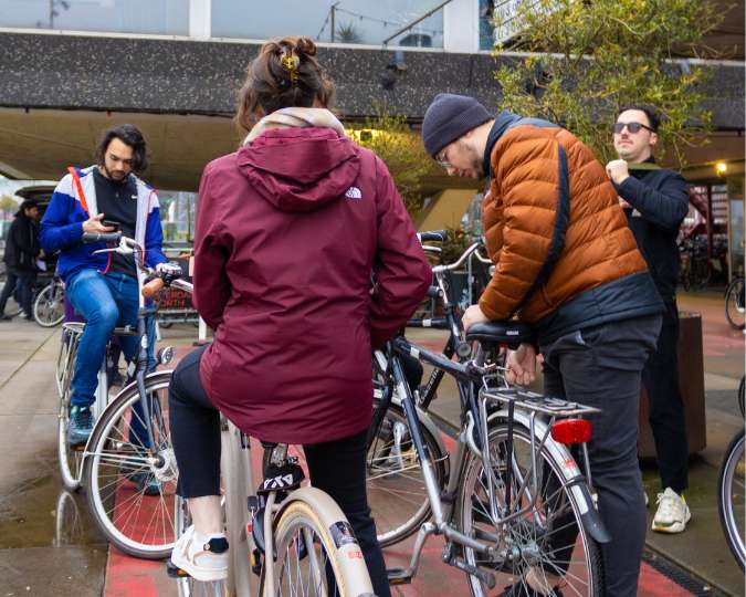 Etudiants en balade à vélo à Amsterdam